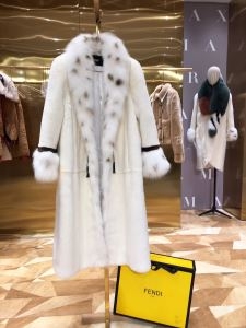 秋に向けて流行しそうな新作  フェンディこの秋の美人を作るモデル FENDI　コート セレブにも愛用者多数秋冬ブランド