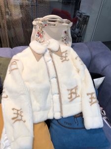 FENDI この真冬の大問題に応える新作  フェンディ 冬の...