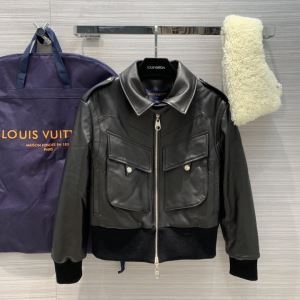 秋に向けて流行しそうな新作　ルイ ヴィトン LOUIS VUITTON　この秋の美人を作るモデル　トップス　セレブにも愛用者多数秋冬ブランド