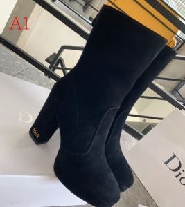 多色可選 品薄になる超人気秋冬新作  ディオール 肌寒い冬には手放せない一枚  DIOR 雑誌掲載で早くも話題の秋冬新作  レザーブーツ