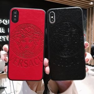 ヴェルサーチ iPhone ケース 楽チン感溢れた限定新作 VERSACE スマホ スーパーコピー ブラック レッド 日常 ブランド 品質保証