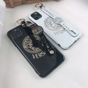 ヴェルサーチ スマホ ケース こなれ感ある着こなしに不可欠 VERSACE コピー ブラック ホワイト ロゴ 持ちやすい 最高品質