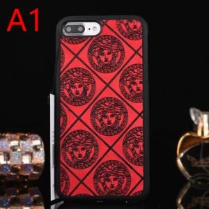 VERSACE iPhone ケース デザイン性も耐久性も目立つモデル ヴェルサーチ コピー ４色可選 モノグラム 日常 ブランド セール