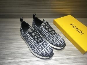 冬をおしゃれに飾る新作 フェンディ FENDI 軽やかな気心...