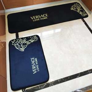 ヴェルサーチ 玄関マット ブランド コピー 洗練シックさで大歓迎 VERSACE ネイビー ロゴいり ソフト 限定 おすすめ 完売必至