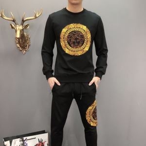 VERSACE 2019年秋冬コレクションを展開中 ヴェルサ...