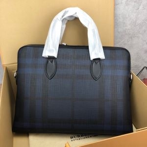 ビジネスバッグ Burberry 新作 コーデを爽やかに格上...