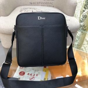 DIOR ショルダーバッグ 新作 モダンな雰囲気を醸し出すモ...