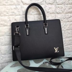 品よく魅せるスタイル ルイ ヴィトン ビジネスバッグ コピー メンズ Louis Vuitton ブラック おしゃれ コーデ 最高品質