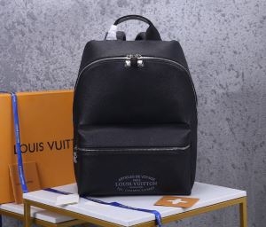 バックパック Louis Vuitton 人気 シンプルなこなれ感を出す限定品 ブラック 大容量 メンズ ルイ ヴィトン コピー 激安 品質保証