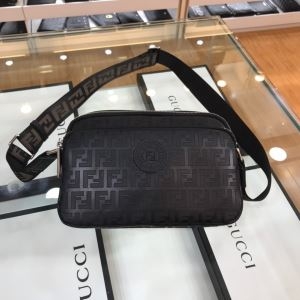 機能性の高さで大人気 フェンディ ショルダーバッグ メンズ FENDI コピー ブラック ズッカ柄 ストリート 限定通販 セール