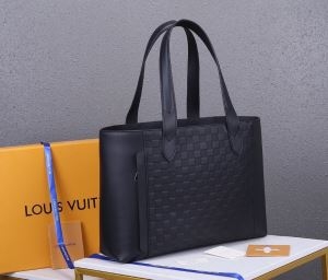 ルイヴィトン トートバッグ コーデ トレンド感も意識 メンズ コピー ブラック カジュアル Louis Vuitton 日常 おしゃれ 最安値