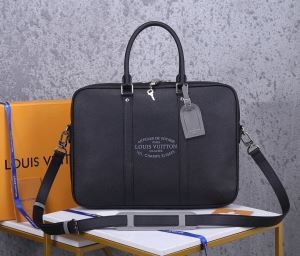 Louis Vuitton ビジネスバッグ 限定 大人遊び心をプラス メンズ ルイ ヴィトン コピー ブラック ロゴ入り 通勤通学 格安