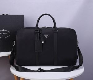 プラダ ショルダーバッグ コピー 大人っぽい装いにおすすめ メンズ PRADA デイリー ブラック 大容量 限定品 最高品質