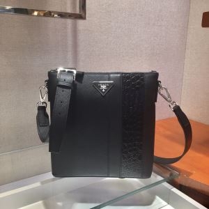 高級感を引き立てるモデル PRADA プラダ ショルダーバッ...