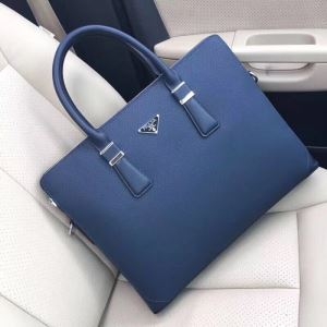 ビジネスバッグ PRADA 限定品 コーデをシックに先取り ...