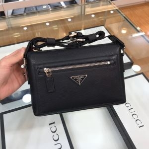 クラッチバッグ 人気 PRADA 大人こなれ感を具現 メンズ プラダ バッグ コピー ブラック コーデ 限定新作 最低価格