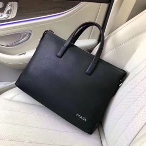 プラダ ビジネスバッグ コピー シックさがぐっと生かす大本命 PRADA メンズ ブラック レザー 限定新作 おすすめ セール