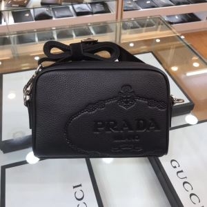 プラダ ショルダーバッグ 新作 素敵なコーデに仕上げる限定品 PRADA メンズ コピー ブラック 2020限定 大容量 完売必至