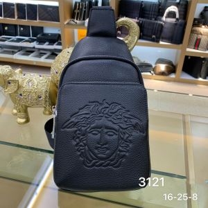 ショルダーバッグ 新作 VERSACE 素敵なデザイン性が強調 ヴェルサーチ バッグ メンズ コピー ブラック レザー 最低価格