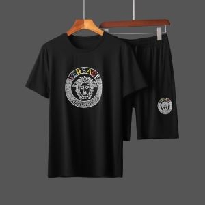 前衛的なスタイルで大注目 VERSACE Tシャツ 限定 ヴ...