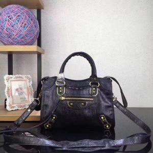 シックにコーデを楽しむアイテム BALENCIAGA バレン...