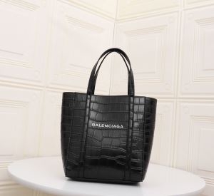 デザインがより印象的 BALENCIAGA ショルダーバッグ...