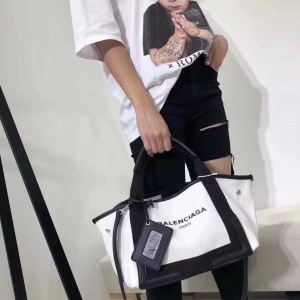 ショルダーバッグ バレンシアガ コピー おしゃれな雰囲気に仕上げ BALENCIAGA レディース ブランド 完売必至 390346AQ38N1081