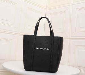 ゆるっとした雰囲気に ショルダーバッグ バレンシアガ BALENCIAGA レディース コピー ブランド 限定品 格安 551812D6W2N1000