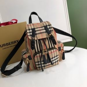 大人しいコーデにマッチ バーバリー Burberry バック...