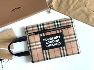 着こなしをより素敵に Burberry バーバリー クラッチ...