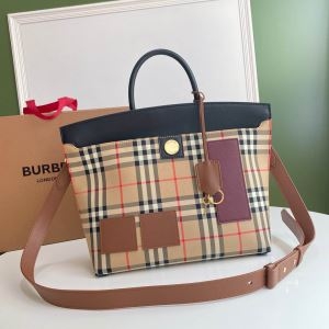 Burberry ショルダーバッグ 限定 定番コーデにフィッ...