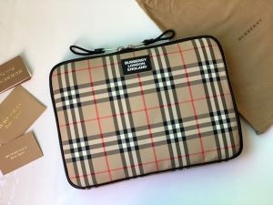 クラッチバッグ Burberry 激安 軽快にこなれ感を出す...