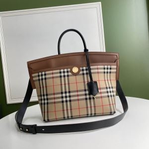 ショルダーバッグ バーバリー 人気 コーデをより素敵に見せ Burberry レディース コピー 大容量 ブランド 品質保証 80230191