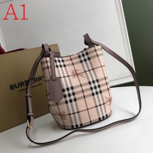 ショルダーバッグ 定番 Burberry 抜群な相性がポイン...