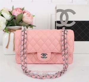 シャネル ショルダーバッグ コーデ 着こなしを華奢に見せ レディース CHANEL ピンク 2020新作 コピー ストリート 最高品質