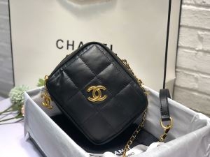 シャネル ショルダーバッグ コピー 高いデザイン性が素敵 レディース CHANEL 黒 レザー 2020限定 ロゴ おすすめ 安い