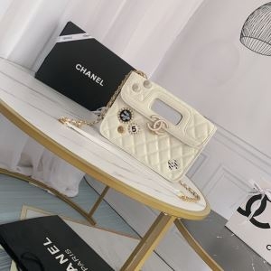 ショルダーバッグCHANEL  人気 コーデをシックに映るア...