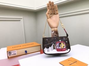 着こなしにより品よく Louis Vuitton ショルダー...