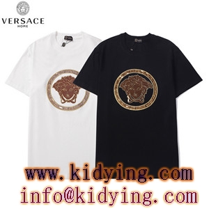 高級感が溢れるのゴールドVersaceロゴヴェルサーチ tシャツ 人気スーパーコピー