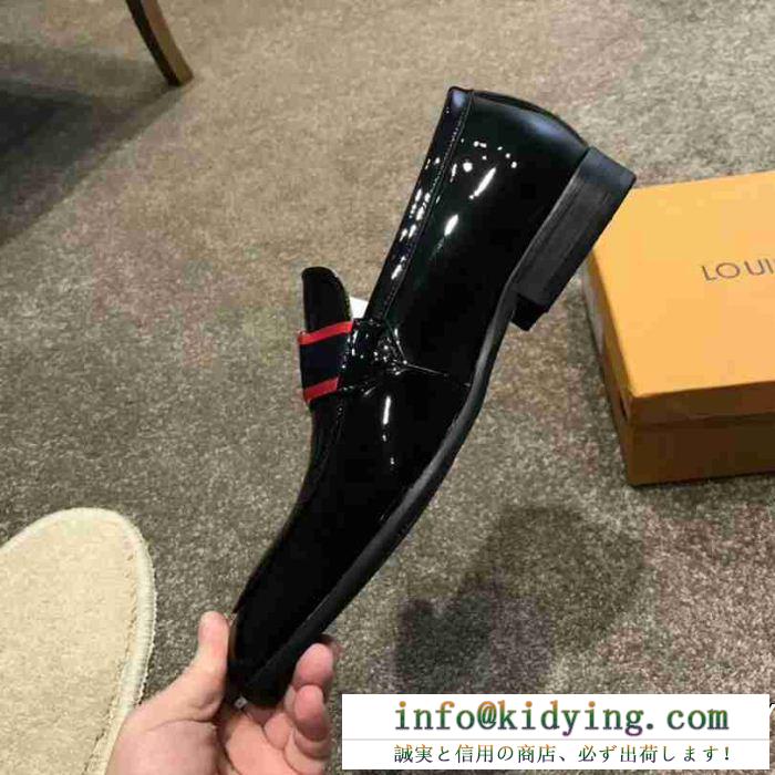 Louis vuittonヴィトン 靴 コピーlvイニシャルのアクセサリー人気ブラックカラーのメンズレザーローファー 