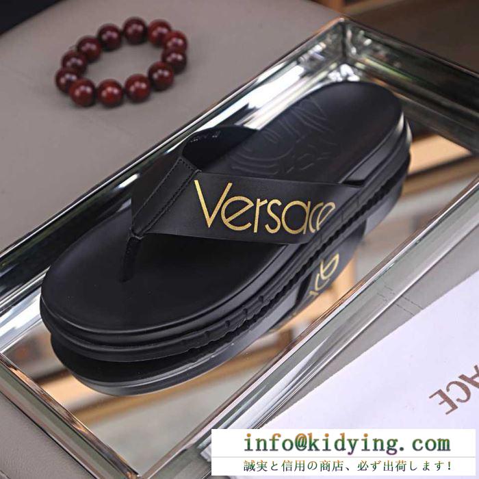 VERSACE メンズ サンダル 普段使いにぴったりしたアイテム ヴェルサーチ 靴 コピー ブラック プリント 高品質 コーデ