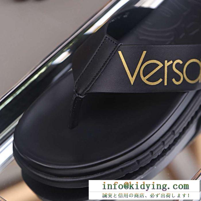 VERSACE メンズ サンダル 普段使いにぴったりしたアイテム ヴェルサーチ 靴 コピー ブラック プリント 高品質 コーデ