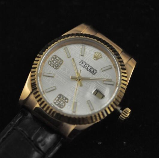 大富豪の雰囲気が漂うRolex、ロレックスのゴールド文字盤と黒いベルトの男性腕時計.