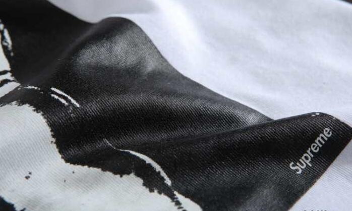 毎年入手困難なシュプリーム、Supremeの黒色、白色、灰色の3カラーのメンズ半袖シャツ.