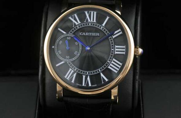 オンオフ問わない実用的なカルティエ 時計 コピー 　印象的な手元にCARTIER メンズ腕時計