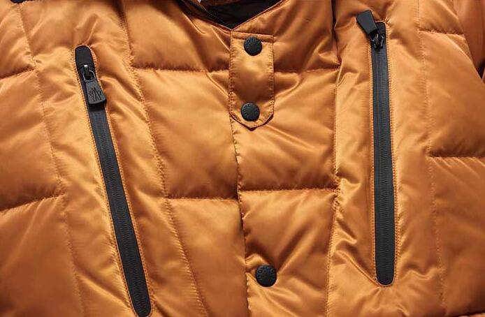 2017年モデル入荷 メンズ モンクレール ダウンジャケット サイズが4サイズ moncler マヤ maya ショートダウン ジャケット ファーフード付き ワッペン 中綿 ブラウン.