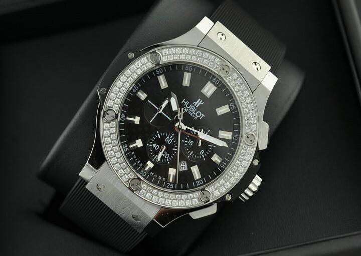 ダイヤモンドが嵌るグレーとブラック ウブロ コピー hublot ビッグバン クラシックフュージョン 511.zx.1170.rx.1104 品質保証大人気なメンズ腕時計.