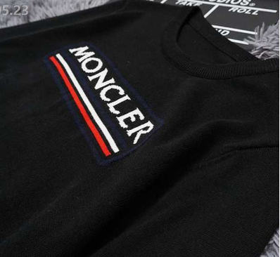 MONCLERモンクレール セーター コピーメンズブラックカラーのクルーネックニットセータートレンドなブランドロゴデザイン