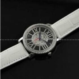 再入荷Cartierカルティエ時計スーパーコピー　腕時計レディース　輸入クオーツ　シルバー文字盤ウォッチ　ホワイトベルト